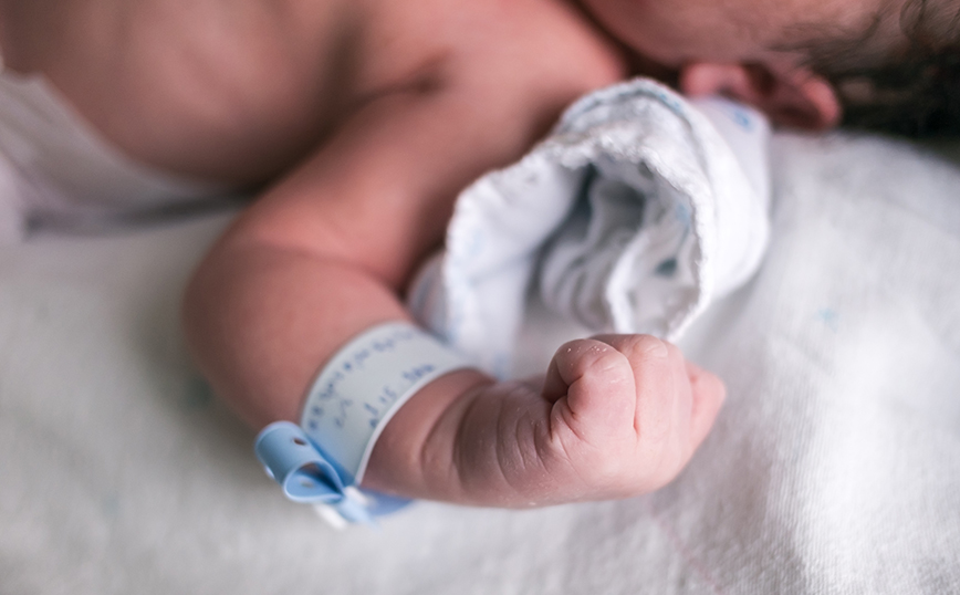 Σε διαρκή πτώση οι γεννήσεις στην Ελλάδα – Οι νεότερες γενεές δεν αναμένεται να κάνουν περισσότερα παιδιά