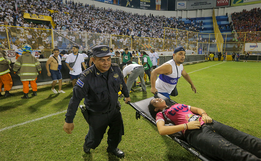 Τουλάχιστον 12 άνθρωποι πέθαναν και πάνω από 100 τραυματίστηκαν μετά από εισβολή οπαδών σε γήπεδο στο Ελ Σαλβαδόρ