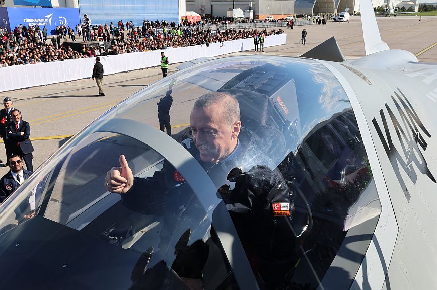Ερντογάν: Μπήκε στο πιλοτήριο και παρουσίασε το ΚΑΑΝ, το νέο εθνικό μαχητικό αεροσκάφος 5ης γενιάς της Τουρκίας