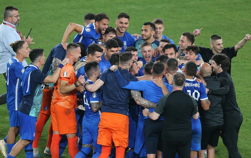 Γκουστάβο Πογέτ: «Τρελάθηκε» μετά τη νίκη επί της Ιρλανδίας και μάζεψε όλους τους παίκτες σε μια αγκαλιά για να πανηγυρίσουν