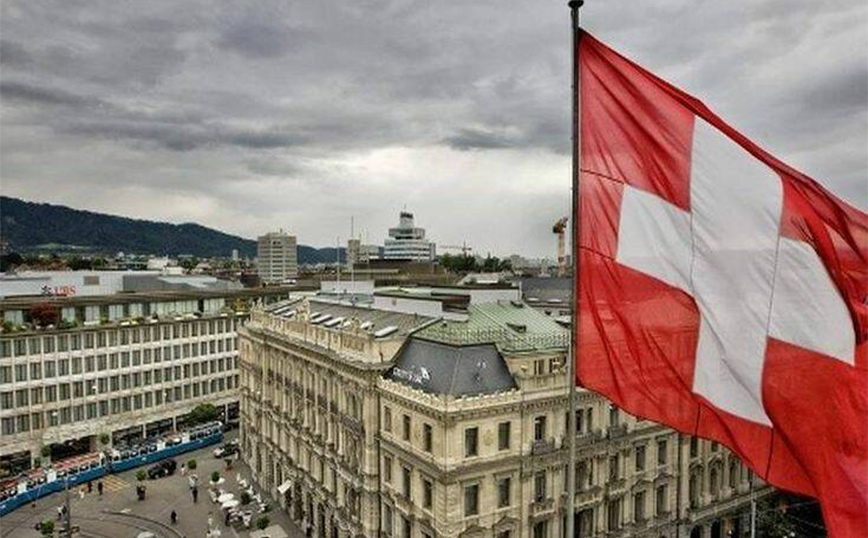 Ελβετία: Έπειτα από μία καταδίωξη, η αστυνομία ανακάλυψε 14 μετανάστες μέσα σε ένα βαν