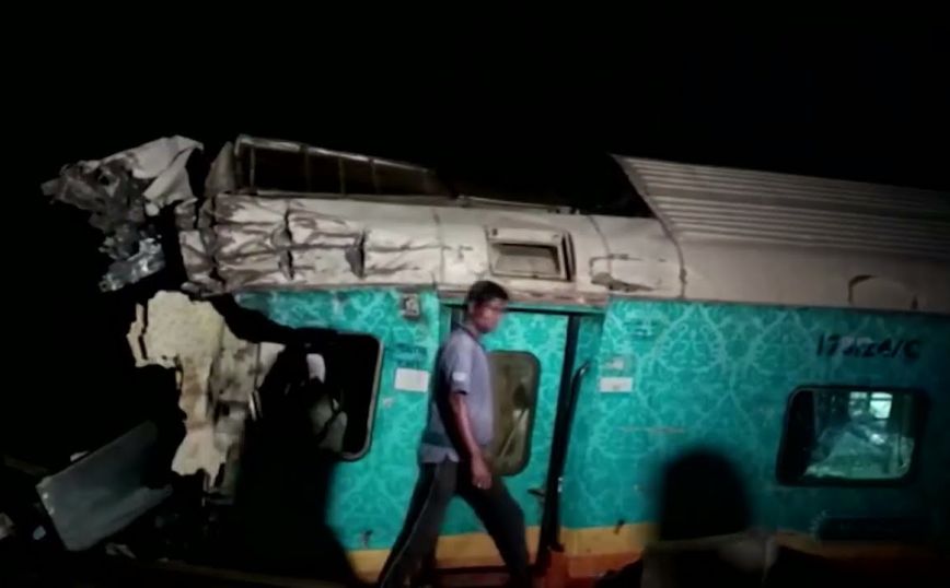 Τουλάχιστον 280 νεκροί και 900 τραυματίες από την σιδηροδρομική τραγωδία στην Ινδία
