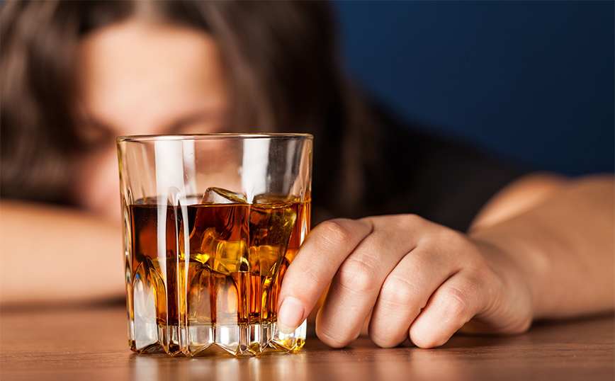 Το αλκοόλ αυξάνει τον κίνδυνο καρδιακής νόσου, ιδίως στις γυναίκες