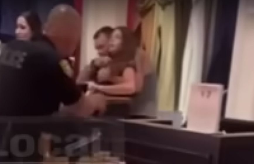 Σοκαριστικό βίντεο από ομηρία σε κατάστημα της Victoria Secret στο Μαϊάμι &#8211; Άνδρας απειλεί με μαχαίρι μητέρα και κόρη