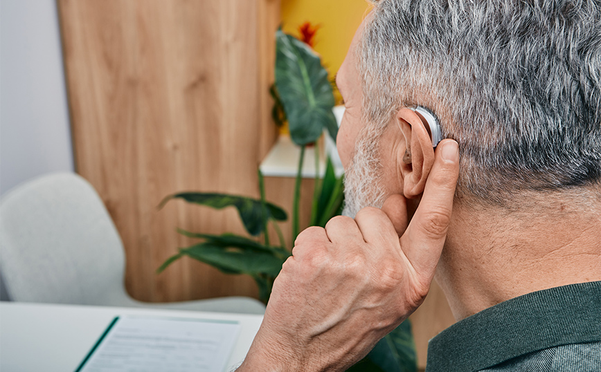 Πώς τα ακουστικά βαρηκοΐας μπορούν να βοηθήσουν τους ηλικιωμένους που διατρέχουν κίνδυνο άνοιας