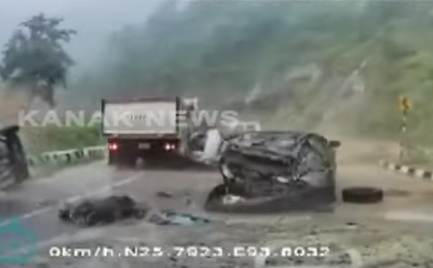 Τραγωδία στην Ινδία: Έπεσε τεράστιος βράχος και «έλιωσε» αυτοκίνητο