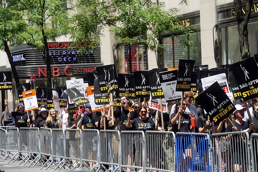 Το καστ του «Breaking Bad» σε συγκέντρωση διαμαρτυρίας ηθοποιών του Χόλιγουντ