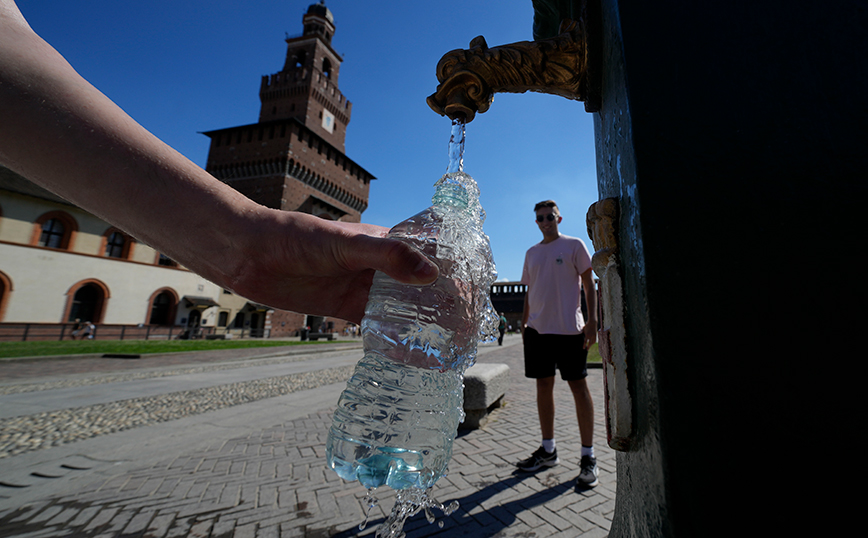 Η Ιταλική Πολιτική Προστασία μοίρασε μπουκάλια νερού στη Ρώμη για την αντιμετώπιση του καύσωνα