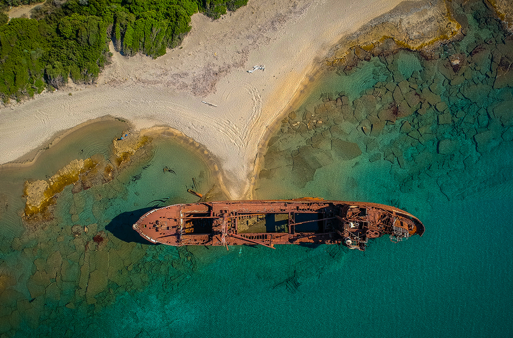 Γύθειο: Το ναυάγιο Δημήτριος στη χρυσαφένια παραλία της Γλυφάδας