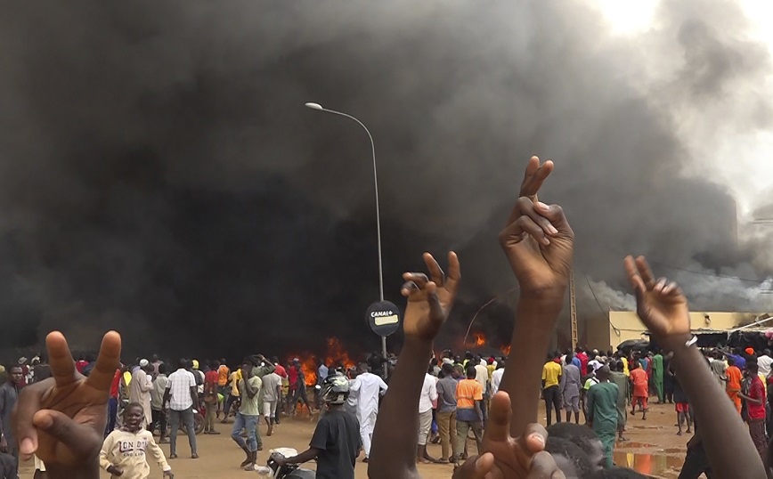Πραξικόπημα στο Νίγηρα: Ο επικεφαλής της προεδρικής φρουράς εμφανίστηκε στην τηλεόραση ως πρόεδρος – Καταδικάζει η ΕΕ