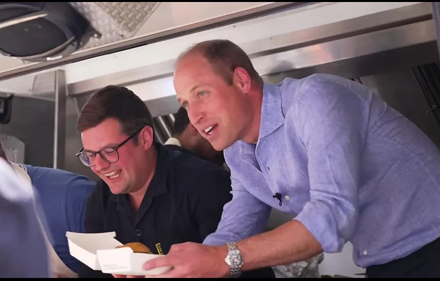 Δείτε σε βίντεο τον πρίγκιπα Ουίλιαμ να σερβίρει «φιλικά προς το περιβάλλον» μπέργκερ από μια καντίνα στο Λονδίνο