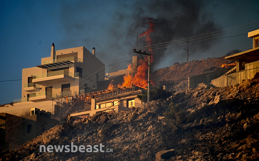 Φωτιά στο Νέο Κουβαρά Αττικής: Οι φλόγες καταπίνουν σπίτι το σπίτι στο Πανόραμα Σαρωνίδας