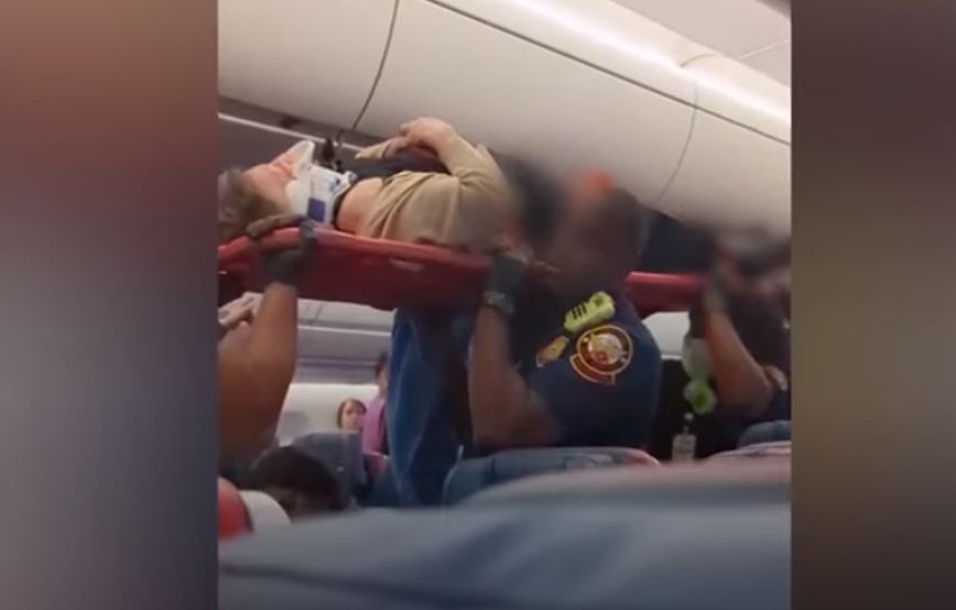 Η πτήση του τρόμου: Βγάζουν επιβάτες από το αεροσκάφος με φορεία μετά από σοβαρές αναταράξεις