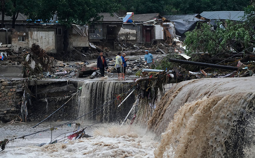 Στο έλεος της κακοκαιρίας το Πεκίνο &#8211; 11 νεκροί από τις πλημμύρες και τις κατολισθήσεις