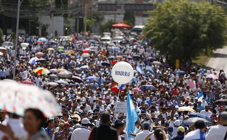 Ονδούρα: Η αντιπολίτευση διαδηλώνει εναντίον της προέδρου Κάστρο επειδή «θέλει να επιβάλει τον κομμουνισμό»
