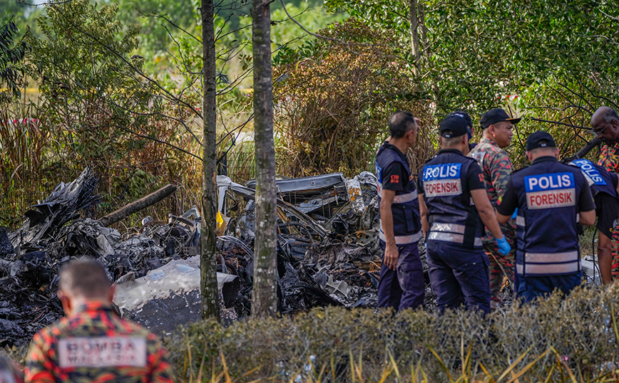Δέκα νεκροί μετά από συντριβή αεροσκάφους πάνω σε διερχόμενα οχήματα σε αυτοκινητόδρομο της Μαλαισίας