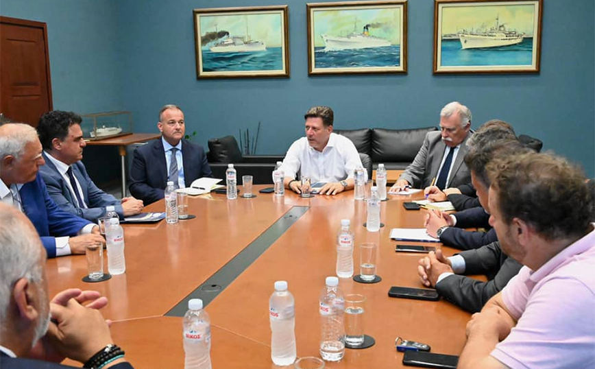 Συνάντηση με το σύνδεσμο των ακτοπλόων είχε ο υπουργός Ναυτιλίας, Μιλτιάδης Βαρβιτσιώτης