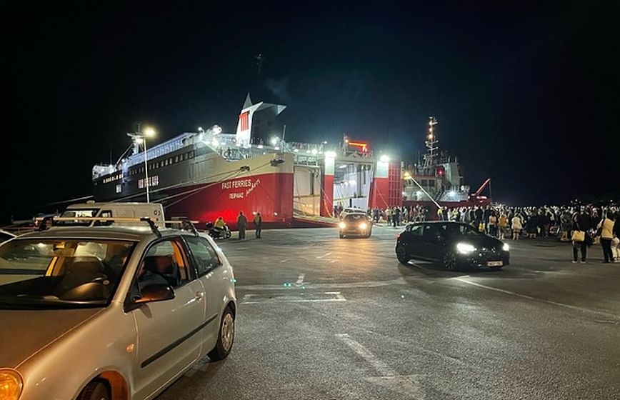 Τέλος στην ταλαιπωρία των 734 επιβατών του Fast Ferries Andros-Με τη βοήθεια ρυμουλκού έδεσε στο λιμάνι της Ραφήνας 