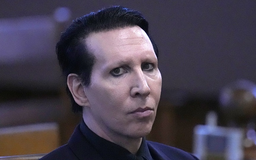 Marilyn Manson: «Καμπάνα» επειδή φύσηξε τη μύτη του πάνω σε camerawoman, την οποία έφτυσε κιόλας