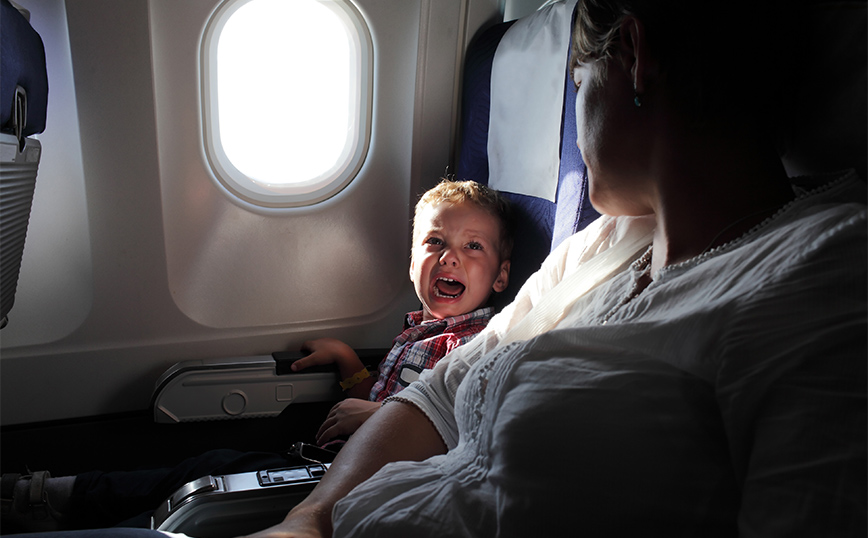Πώς θα σταματήσετε το παιδί από το να γκρινιάζει κατά τη διάρκεια μιας πτήσης &#8211; Χρήσιμες συμβουλές από αεροσυνοδό