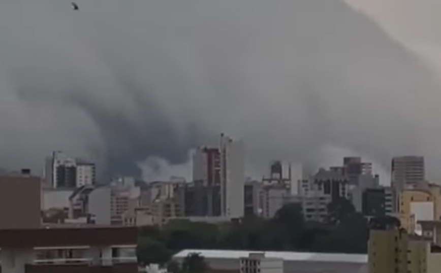 Η στιγμή που τεράστιο σύννεφο «καταπίνει» τον ουρανό της Βραζιλίας &#8211; Εντυπωσιακό θέαμα από σπάνιο φαινόμενο