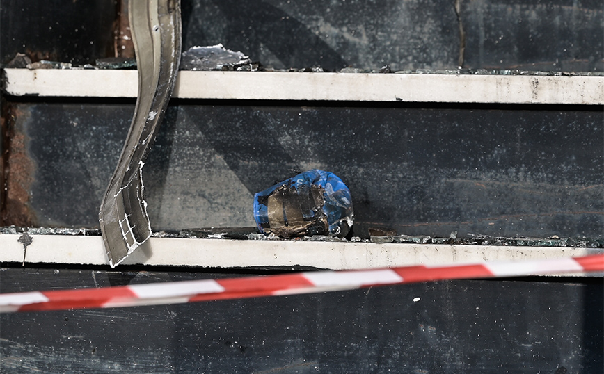 Έκρηξη από γκαζάκια στην είσοδο πολυκατοικίας στο Φάληρο