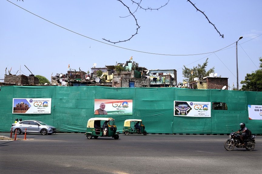 «Ντρέπονται για την ύπαρξη μας» &#8211; Κρύβουν με τοίχους και οδοφράγματα τις παραγκουπόλεις στο Δελχί ενόψει της συνόδου των G20