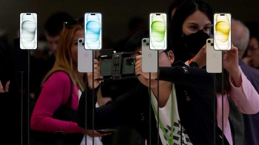 Χρήστες της Apple ξεσπούν κατά του νέου νέο iPhone 15 – «Η καινοτομία πέθανε με τον Στιβ Τζομπς»