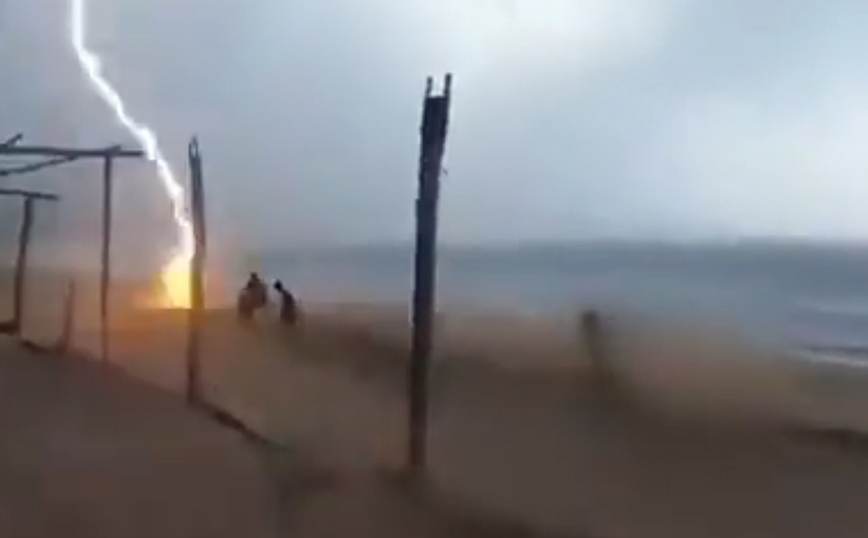 Σοκαριστικό βίντεο από τη στιγμή που κεραυνός σκότωσε 33χρονη και έναν πλανόδιο πωλητή σε παραλία στο Μεξικό