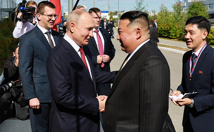 «Χαίρομαι που σας βλέπω»: Ο Πούτιν σφίγγει το χέρι του Κιμ Γιονγκ Ουν – Τι θέλει ο ένας ηγέτης από τον άλλον
