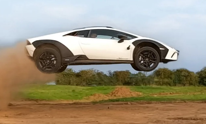 Εντυπωσιακό βίντεο με τον ιδιοκτήτη μιας Lamborghini Huracan Sterrato να την φτάνει στα όριά της