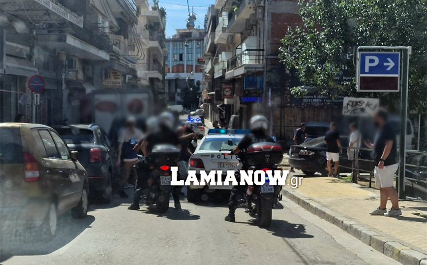Άγριο ξύλο στο κέντρο της Λαμίας &#8211; 40 νεαροί πιάστηκαν στα χέρια: «Κρατούσαν λοστάρια και αντικείμενα»
