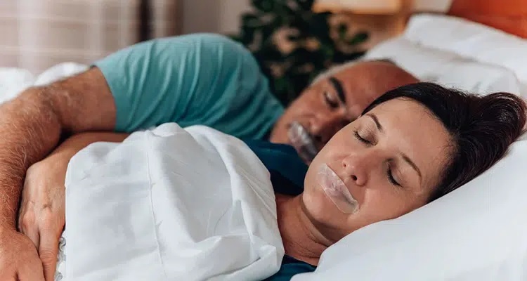 To trend στο TikTok με την ταινία στο στόμα ενώ κοιμάστε, μπορεί να μην είναι τόσο ευεργετικό όσο σας λένε