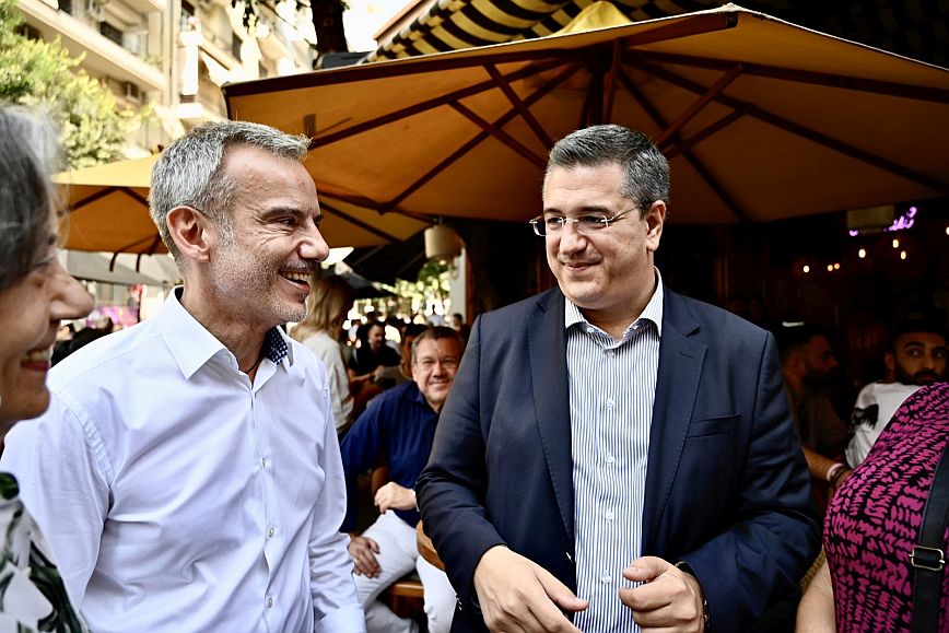 Θεσσαλονίκη: Τζιτζικώστας και Ζέρβας συναντήθηκαν τυχαία κατά τη διάρκεια της περιοδείας τους σε δρόμο της πόλης