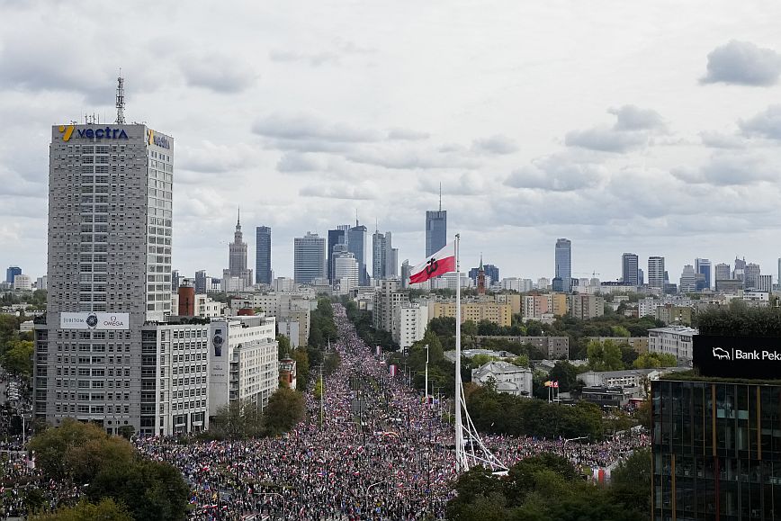 Πολωνία: Μαζική διαδήλωση της αντιπολίτευσης στη Βαρσοβία