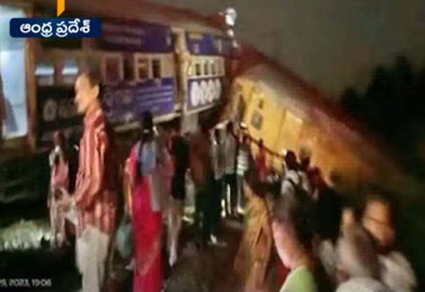 Τουλάχιστον 10 νεκροί και 25 τραυματίες από σύγκρουση τρένων στην Ινδία
