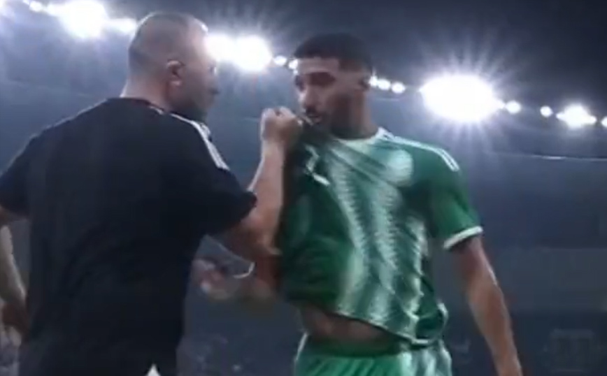 Ο προπονητής της Αλγερίας άρπαξε ποδοσφαιριστή του από τον γιακά επειδή δεν τον χαιρέτισε