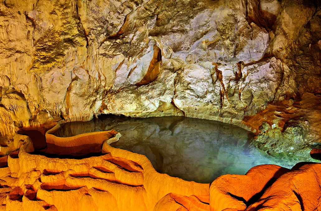 Σπήλαιο Λιμνών: Στα Καλάβρυτα θα βρείτε έναν υπέροχο, υπόγειο κόσμο