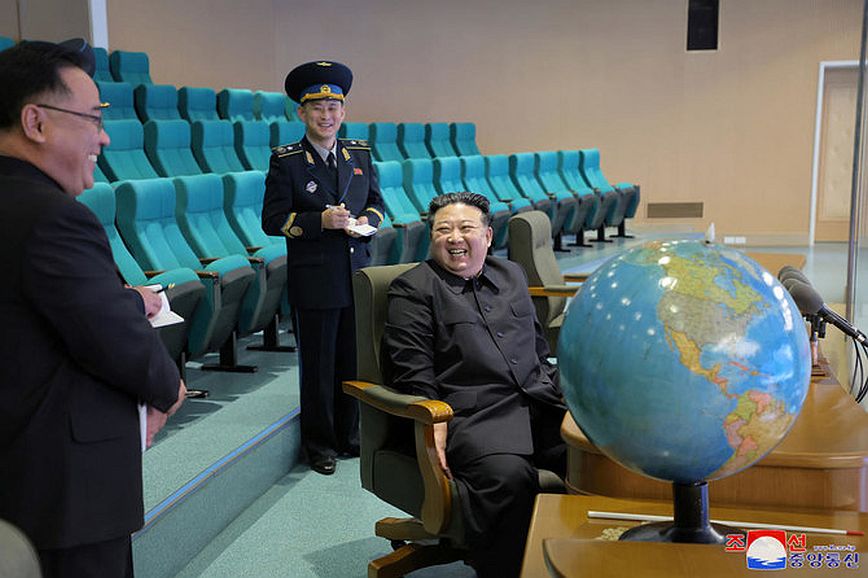 Ο Κιμ Γιονγκ Ουν επιθεώρησε δορυφορικές φωτογραφίες με δυνητικούς «στόχους» στη Νότια Κορέα