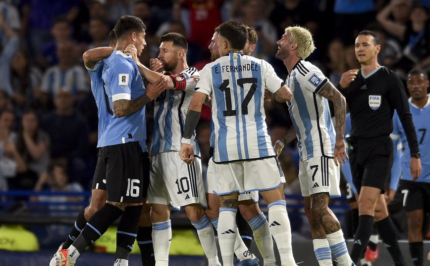 Ο Λιονέλ Μέσι εκνευρίστηκε με παίκτη της Ουρουγουάης και τον έπιασε από τον λαιμό &#8211; «Οι νέοι πρέπει να μάθουν να σέβονται»