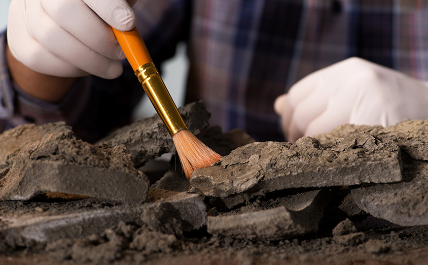 Οι 12 περίεργες αρχαιολογικές ανακαλύψεις του 2023: Το «παιδί βαμπίρ» και το ερωτικό βοήθημα 2.000 ετών
