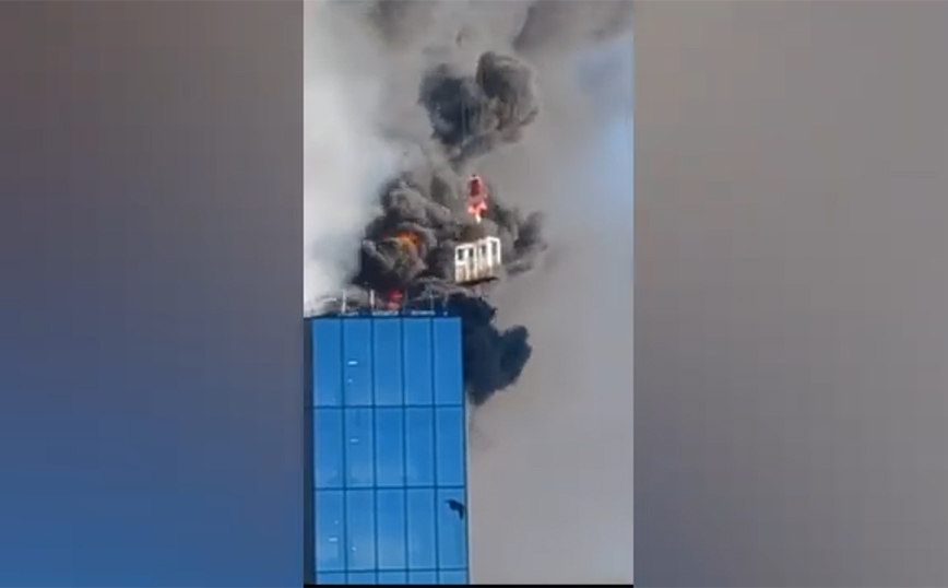 Η δραματική διάσωση άντρα από την ταράτσα φλεγόμενου κτιρίου &#8211; Σκηνές που κόβουν την ανάσα
