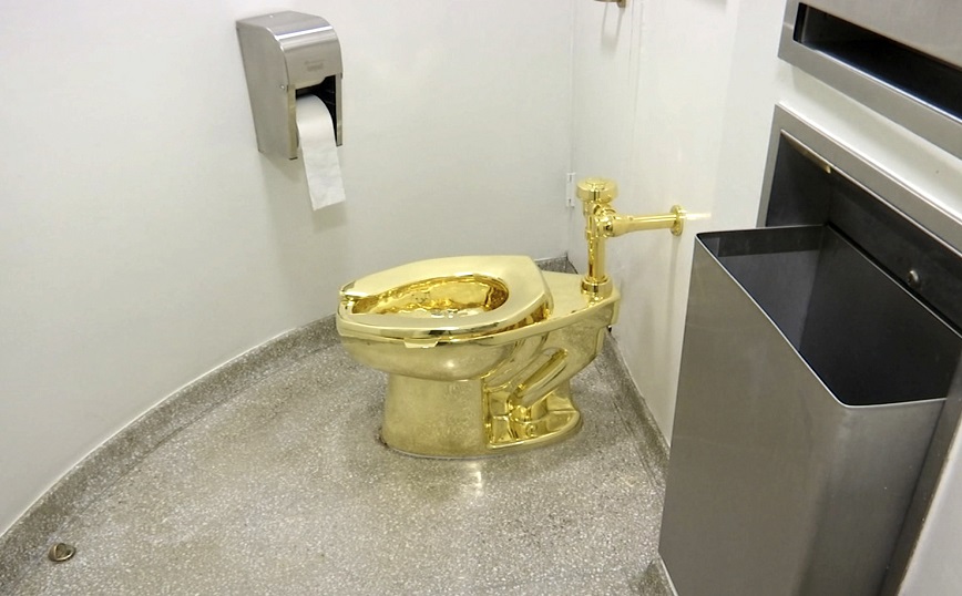 Tέσσερις άνδρες κατηγορούνται ότι έκλεψαν μια χρυσή τουαλέτα αξίας 6 εκατ. ευρώ