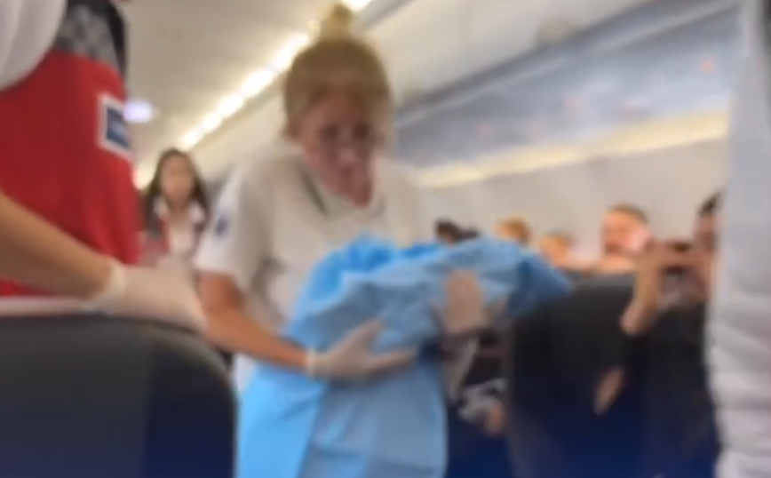 Γυναίκα γέννησε το παιδί της μέσα στο αεροπλάνο &#8211; Οι επιβάτες δεν ήξεραν πώς να αντιδράσουν