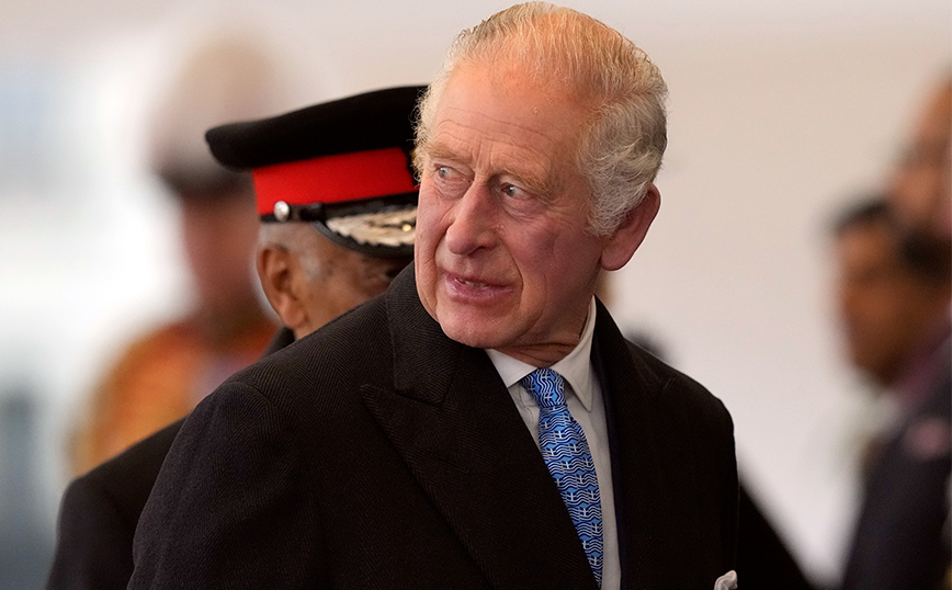 Ο βασιλιάς Κάρολος τιμά την ελληνική καταγωγή του, φορώντας σε επίσημη επίσκεψη γραβάτα με τη γαλανόλευκη σημαία