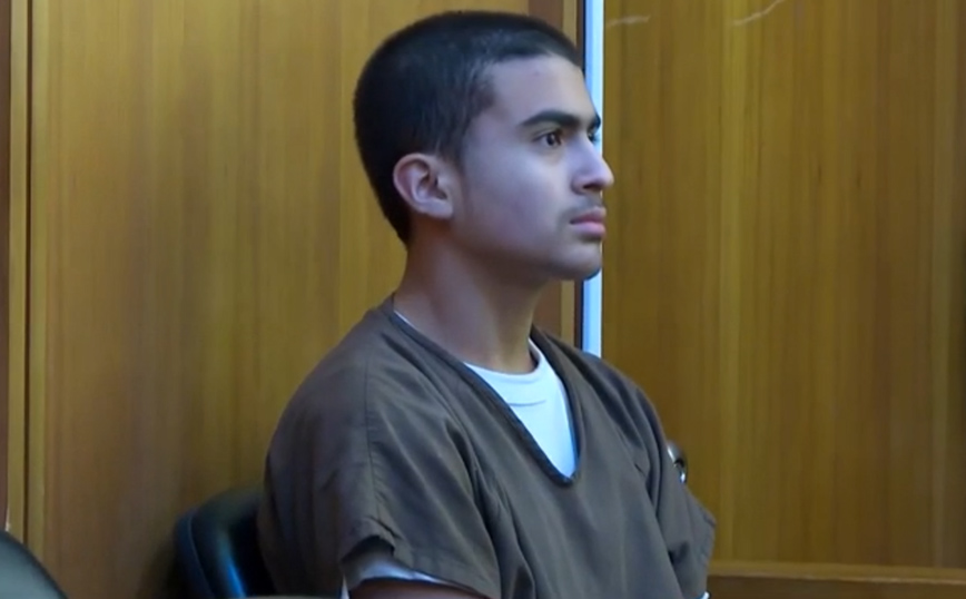 Ο ανέκφραστος 13χρονος κατηγορούμενος για τη δολοφονία της μητέρας του και το φιλί του πατέρα του στο δικαστήριο