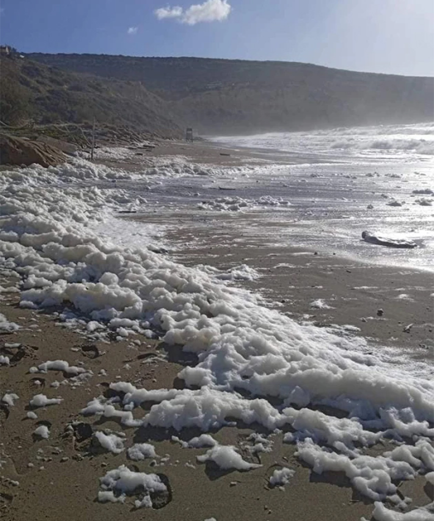 Λευκός αφρός κάλυψε παραλία στην Κρήτη μετά την κακοκαιρία Bettina &#8211; Τι είναι το φαινόμενο Cappuccino Coast