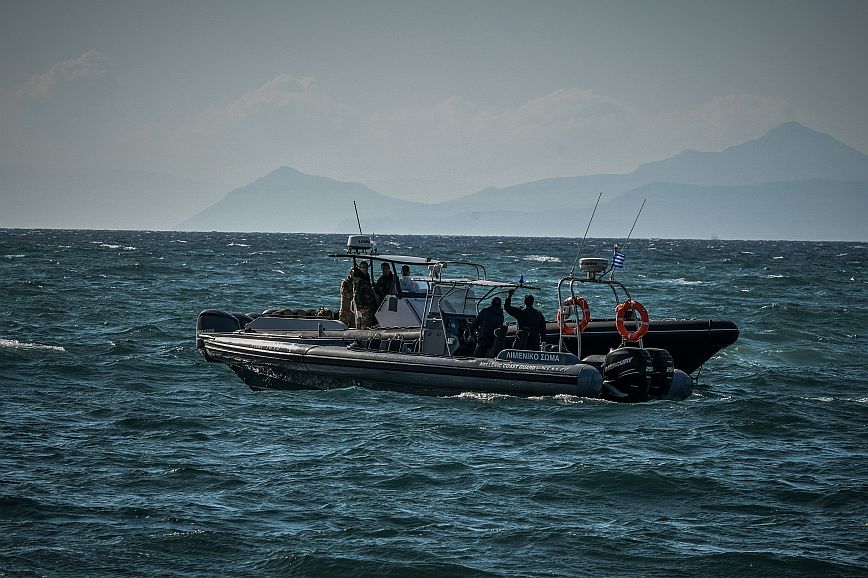 Λέσβος: Δείτε βίντεο από τις έρευνες του Λιμενικού για τον εντοπισμό των ναυτικών του φορτηγού πλοίου που βυθίστηκε