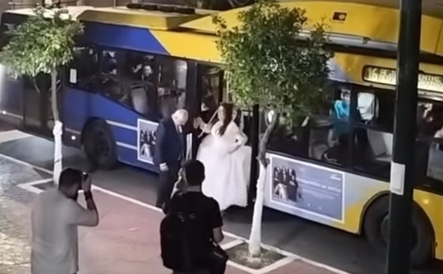 Η νύφη έφτασε στην εκκλησία με το… τρόλεϊ