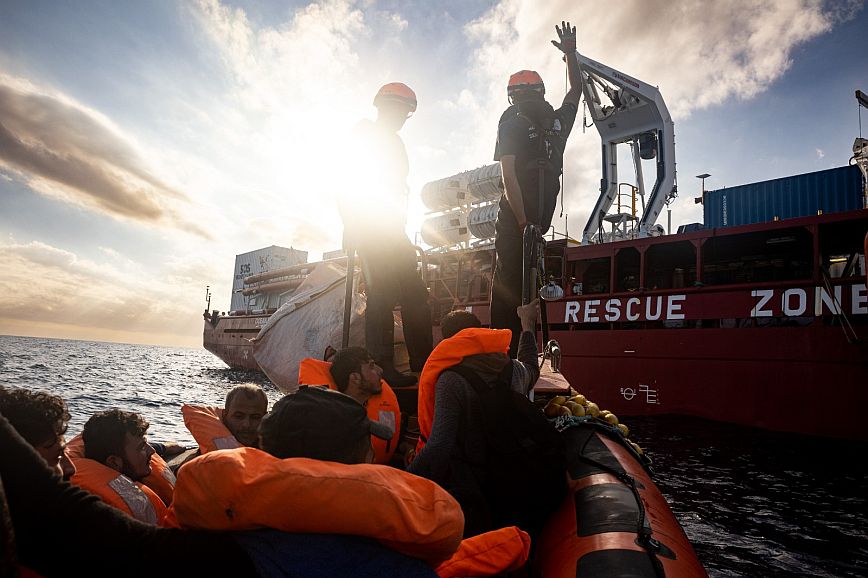 Το πλοίο-ασθενοφόρο Ocean Viking διέσωσε 128 μετανάστες στη Μεσόγειο